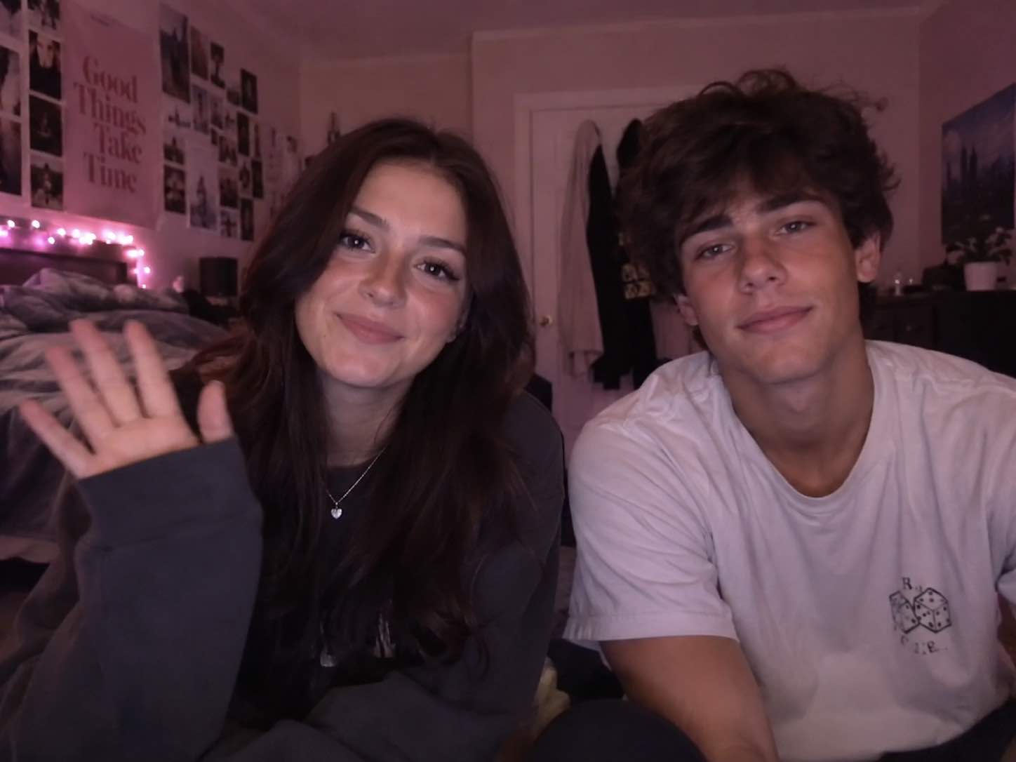 Dos personas sonriendo a la cámara